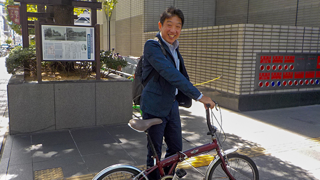 自転車で登庁する山田所長